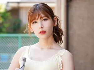 Con trai đang ngồi với em ghệ thì má kế đến và muốn được tham gia chung